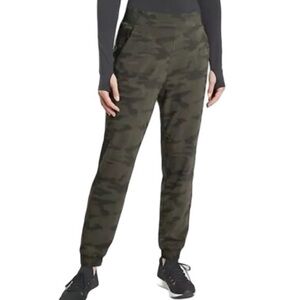 ATHLETA brooklyn lined camo joggers in olive camo Womens Athletic Size 0